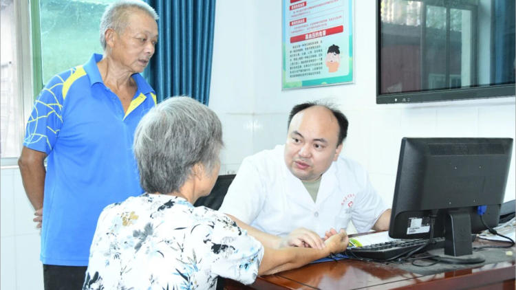家门口的“医”靠 ——湖南隆回县深化医改惠民生见闻_fororder_4