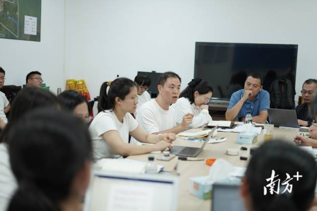 一群博士的乡村“夜晚总结会”