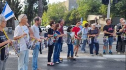 以色列被扣押人员家属举行抗议 要求达成加沙停火协议_fororder_82735a752932454baec395da7bb29457