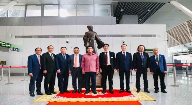 见证中柬千年情谊 两国先贤雕像共立暹粒吴哥国际机场_fororder_b4d105e19cd44f58bbbd54ede987925b
