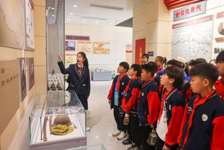 清明祭扫缅怀革命先烈