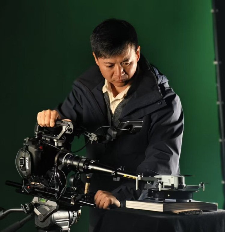 青春不打烊丨揭秘！这部春节档大片背后的无人机特种拍摄团队