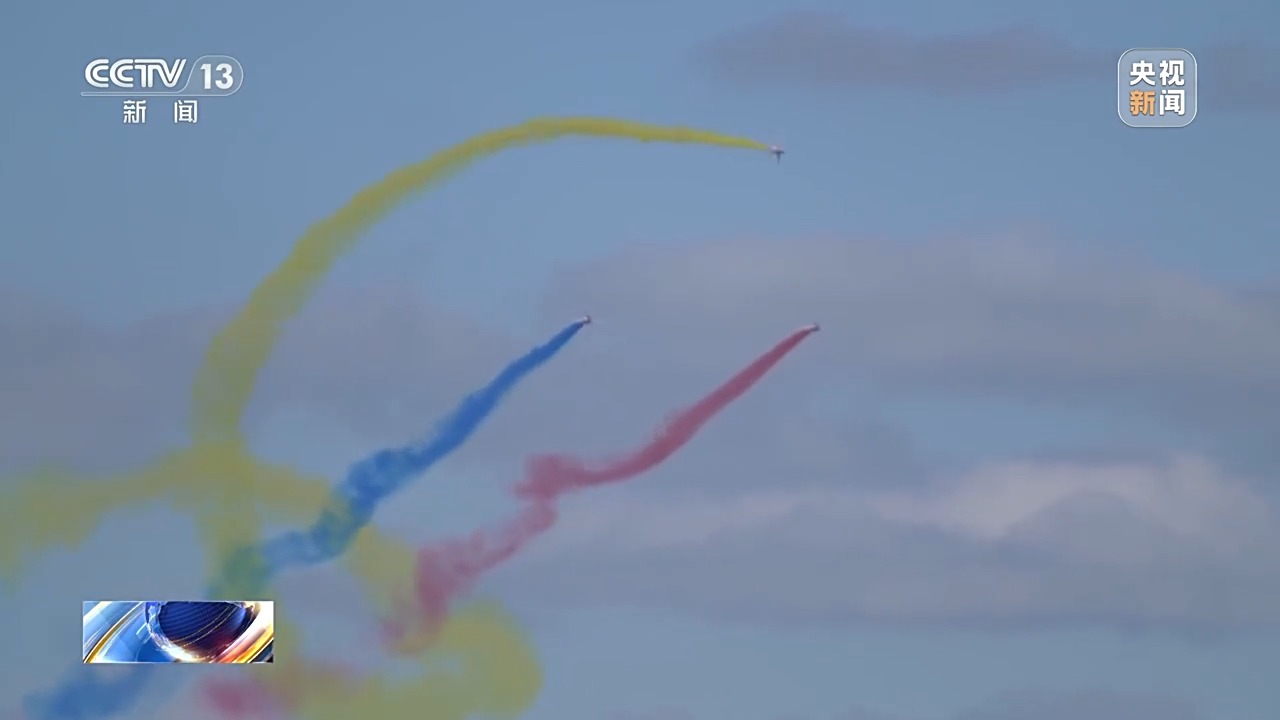 两种拉烟颜色随意切换 “红鹰”飞行表演机这些设计好独特