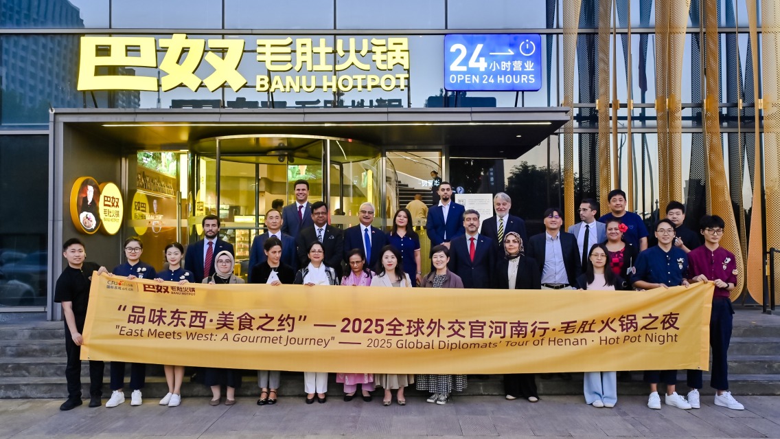 毛肚火锅之夜 即将开启，先来张大合影留作纪念。_fororder_ABC3445.JPG