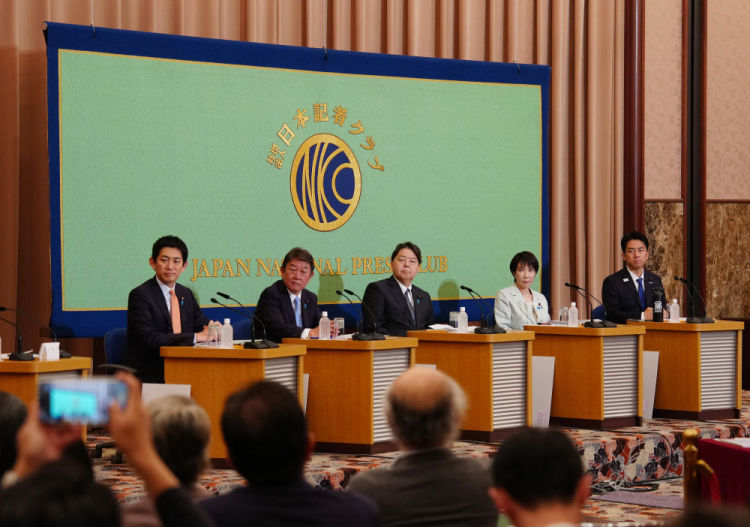 一个刷好评、一个说假话……俩日本首相热门人选遭质疑_fororder_XxjidoC000051_20250927_CBMFN0A002