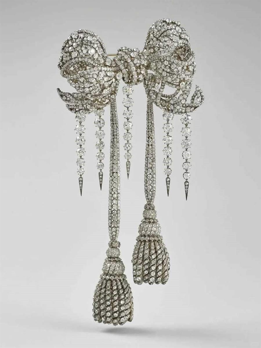 欧洲头条丨卢浮宫数件珍宝光天化日下被盗 文明殿堂为何频频失守？