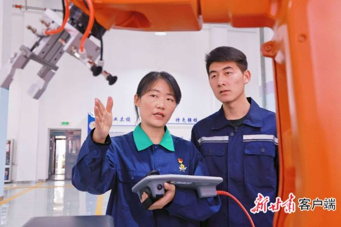 三尺讲台上的“车工玫瑰”