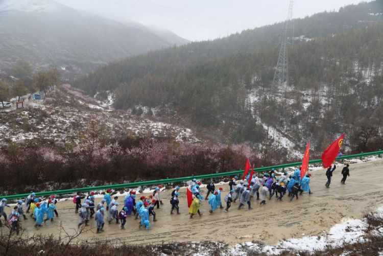 半月谈丨30年，百里徒步祭英烈