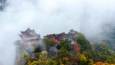 雾锁崆峒山 云海映古刹 陇东胜境崆峒山现 “仙山琼阁” 奇观