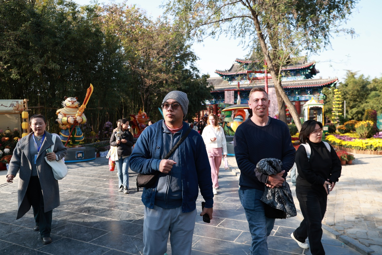 【Daka China 2024】 Иностранные интернет-звезды наслаждались героизмом боевых искусств и рыцарством, чувствовали китайскую романтику в городе Кайфэн