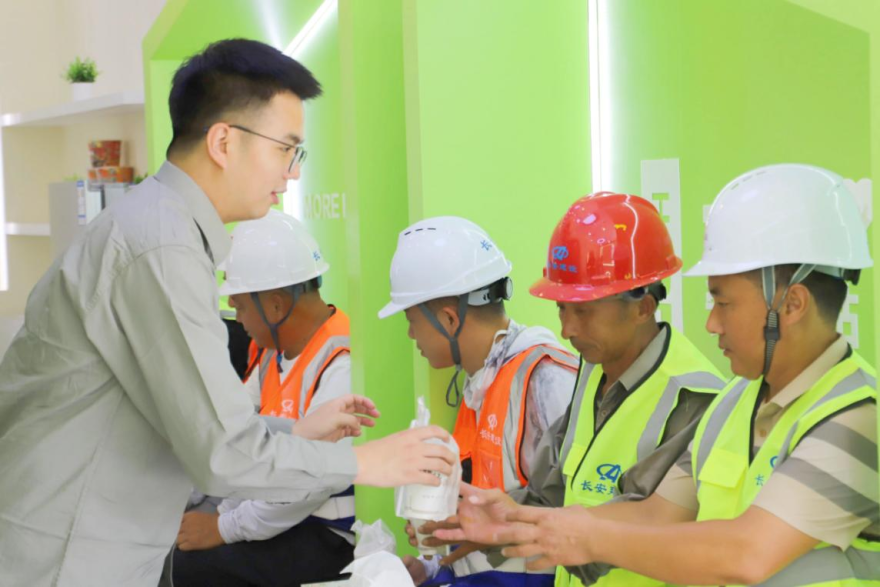 State Grid Huanggang Power Supply Company Launches “Caring Station” Summer Relief Initiative_fororder_图片1