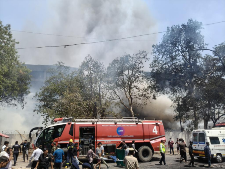 印媒称印度客机坠毁已造成至少120人死亡 机上乘客幸存的可能性极小_fororder_图片1