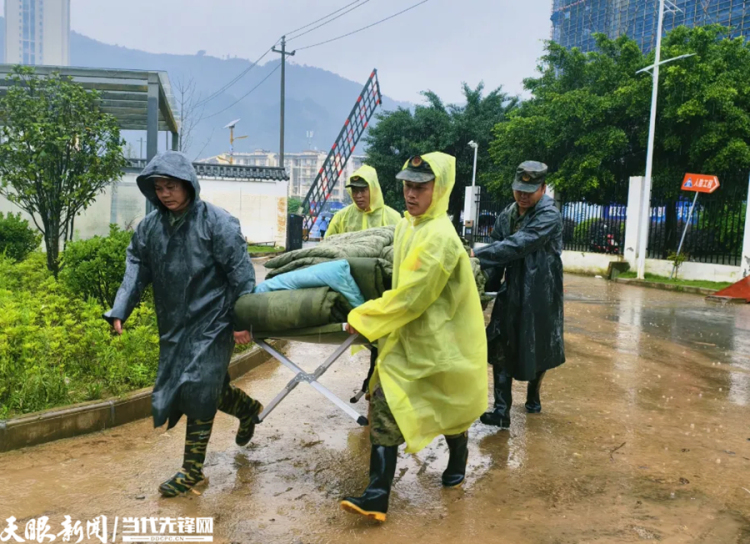 这些穿行浪尖的身影让群众安心｜防汛救灾一线党员先锋扛起使命担当