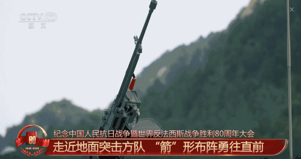 “箭”形布阵勇往直前 新一代装甲装备100坦克、100支援战车亮相