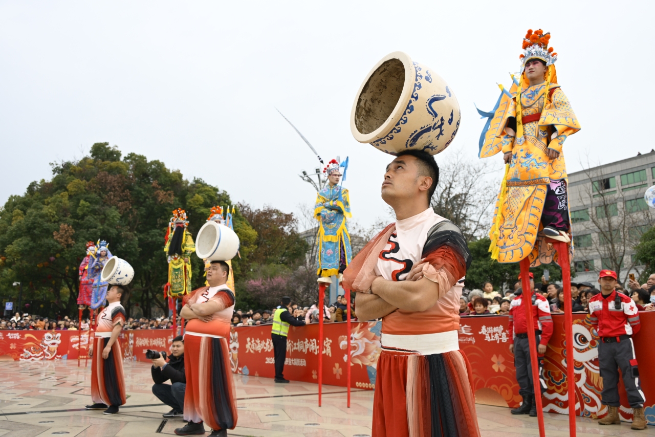 A North–South Folk Fusion for the Lantern Festival: Tonglu's Grand Folk Street Parade Lights Up the City_fororder_微信图片_20260302092116_13_477