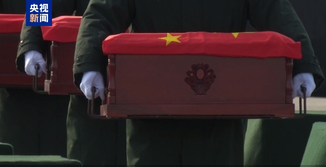 43名搬运烈士遗骸棺椁的礼兵正按序下机 对棺椁进行整理