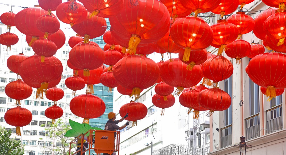 香港：彩灯迎双节_fororder_香港：彩灯迎双节（1）XxjpsgC000436_20250928_PEPFN0A001.JPG