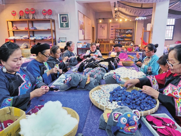 湖南十八洞“虎头帽”惊艳世界