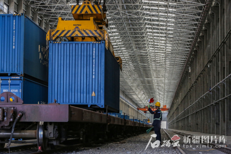 边关万里行·看见丨阿拉山口：班列“带货”200种 激活亚欧新活力