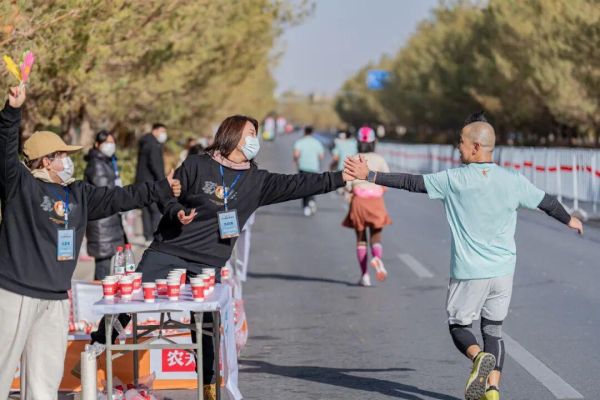 2025敦煌半程马拉松圆满落幕
