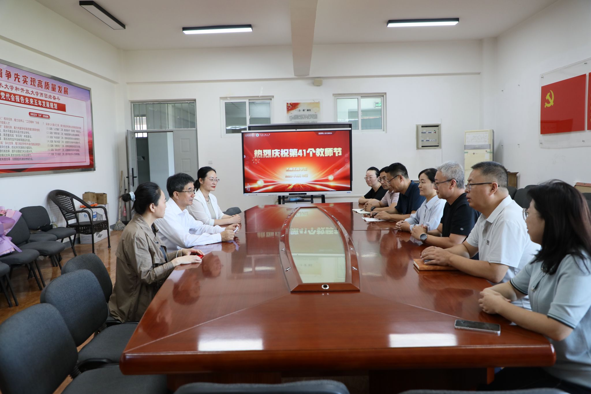 走访慰问传温情 尊师重教促发展——宁夏职业技术大学开展第41个教师节走访慰问活动