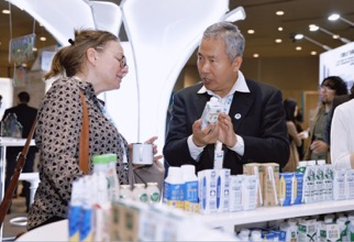 伊利亮相世界乳业峰会，斩获全球乳业最高奖，彰显亚洲第一乳企风采