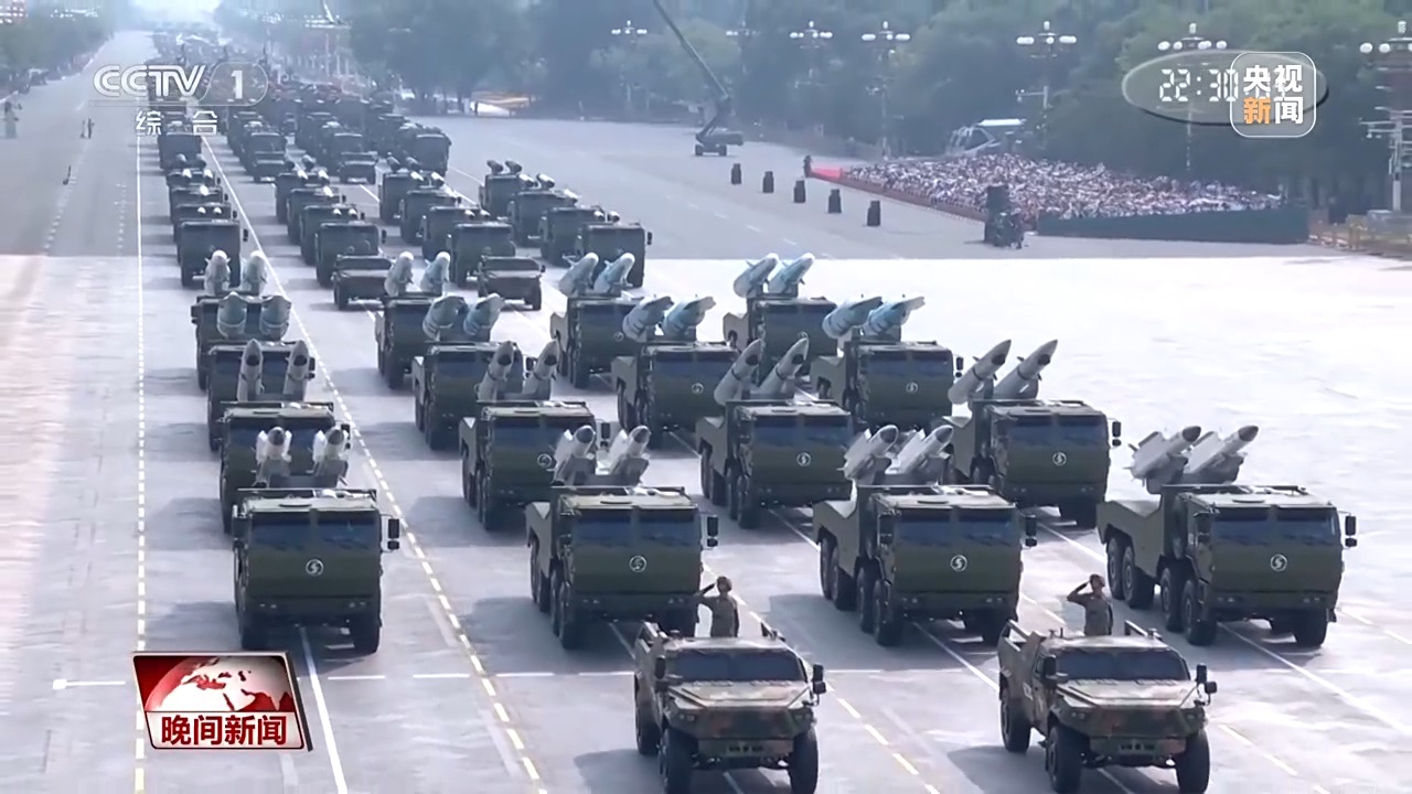 尖端武器集中亮相 解密阅兵新锐装备→