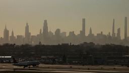 美国纽约一机场接连发生2起客机撞车事故