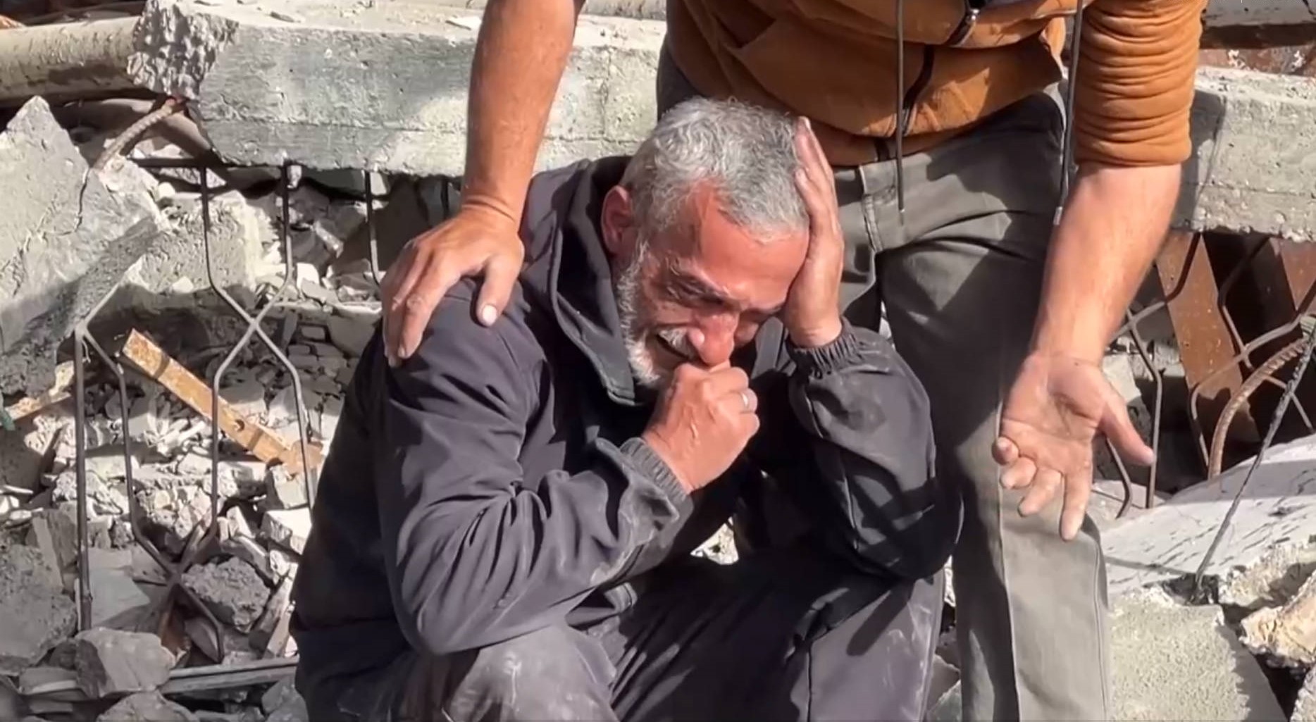 听鉴世界 | 徒手筛沙 加沙平民在绝望中寻找遇难家人遗骨