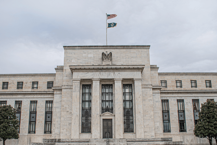 美联储宣布维持联邦基金利率目标区间不变