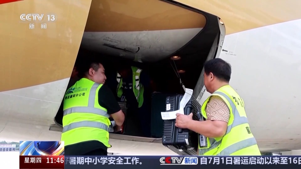 50℃机舱内10分钟卸完行李 沉浸式体验行李装卸员的一天