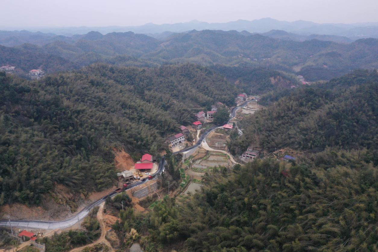 湖南衡山县紫盖峰2号通景公路主体工程完工
