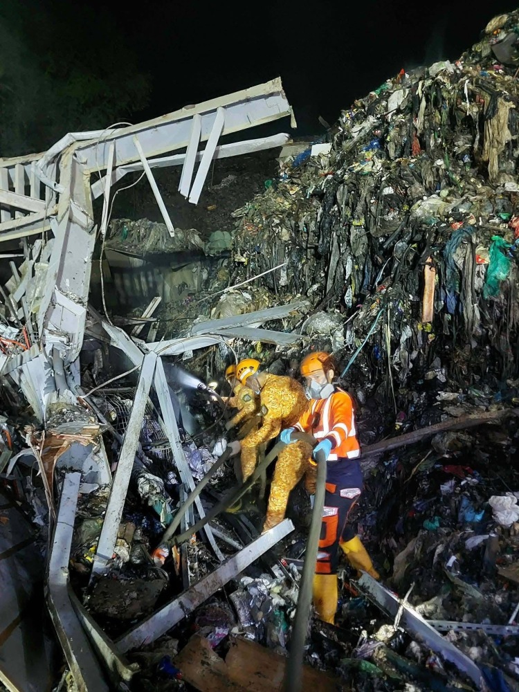 菲律宾垃圾场塌陷事故已致36人死亡
