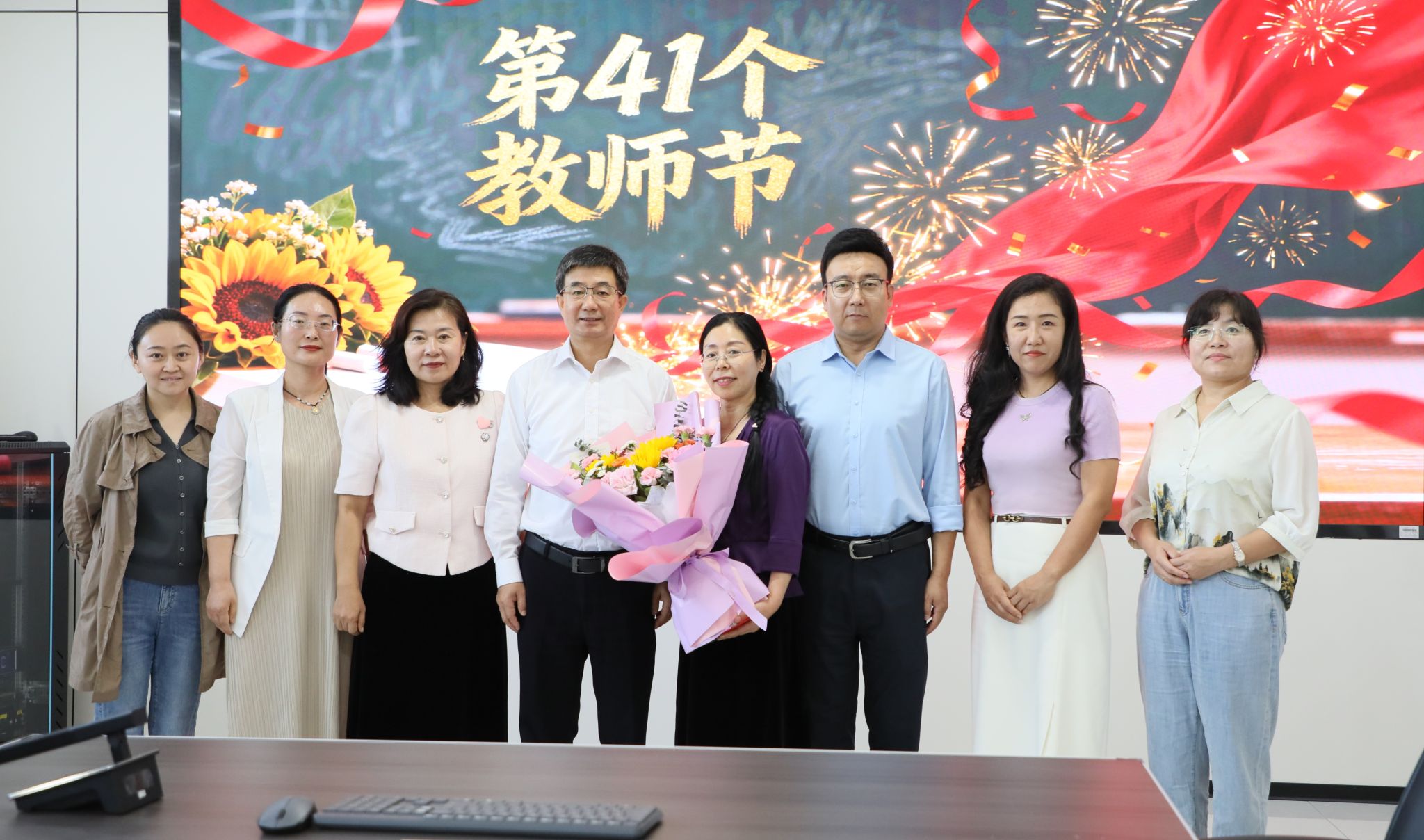 走访慰问传温情 尊师重教促发展——宁夏职业技术大学开展第41个教师节走访慰问活动