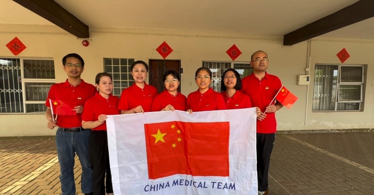 资讯有故事丨他们胸前的五星红旗 是博茨瓦纳民众眼中“温暖的依靠”