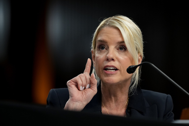 知情人士：特朗普已免去邦迪美司法部长职务