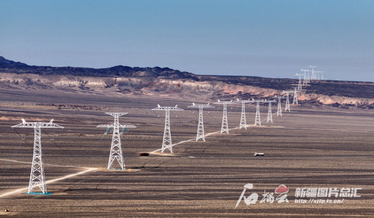 辉煌70年 奋进新征程丨驭风逐日叩天山 绿电奔涌贯九州