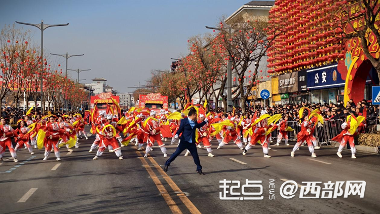 何以中国丨2025全国秧歌展演首日：9支队伍扭出蛇年精气神
