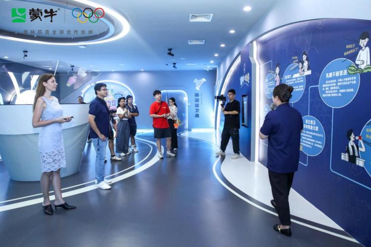 Where is the new global benchmark for smart dairy manufacturing? Overseas influencers explore Mengniu’s Wuhan Low-Temperature Dairy Plant_fororder_图片2