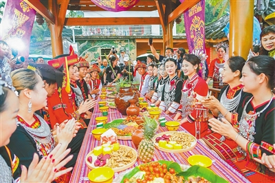 五指山毛纳村：民俗展演引游人