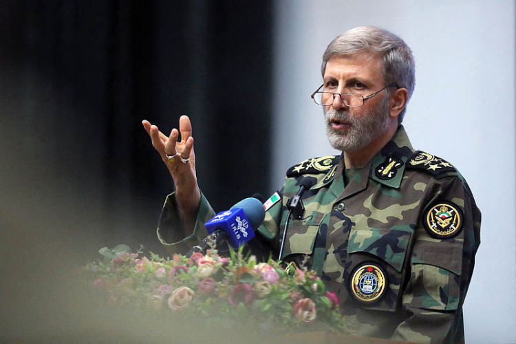 伊朗军队总司令：时刻扣住扳机迎击敌人