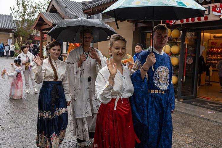 全球媒体聚焦｜美媒：“五一”假期旅游火热展现中国经济活力_fororder_2