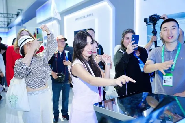 [Daka Chine 2024] Des influenceurs étrangers participent au Congrès mondial de l'industrie manufacturière 2024, où convergent toutes sortes de tendances