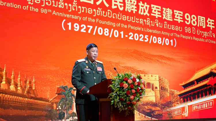 驻老挝使馆举行庆祝中国人民解放军建军98周年招待会