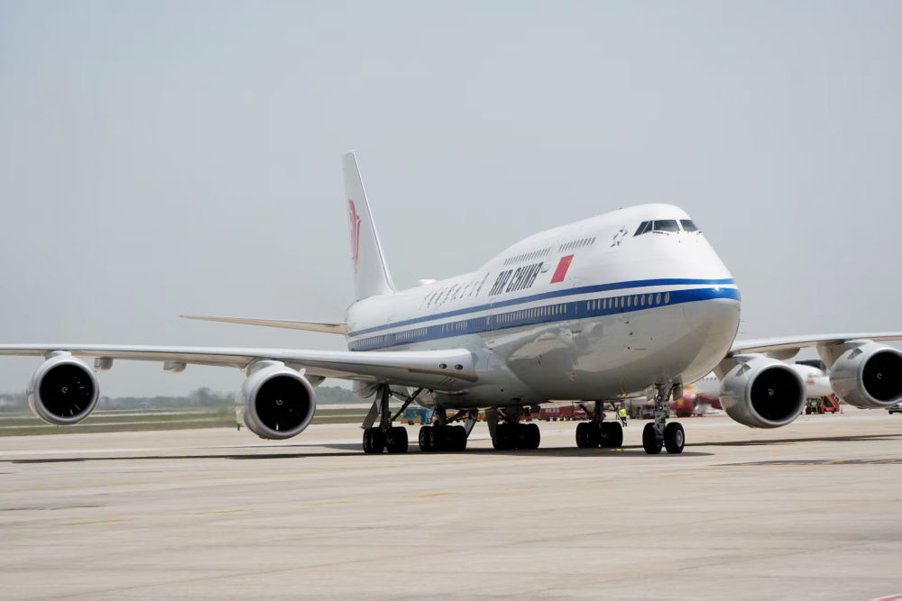 新华图讯丨习近平乘坐的专机降落越南河内内排国际机场