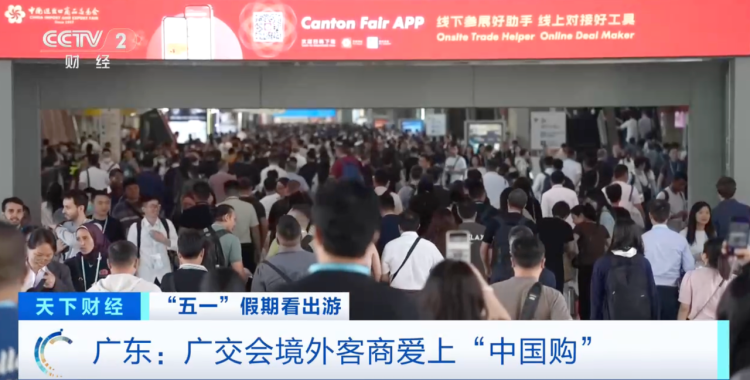 旅游+购物 外国人提着行李箱来“扫货”