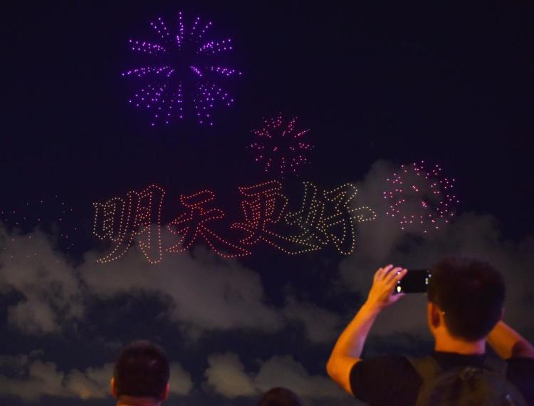 香港举行大型无人机汇演庆祝新中国华诞