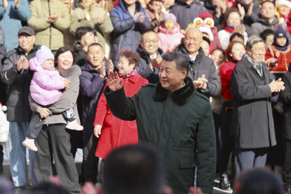 新华图讯丨习近平春节前夕在北京看望慰问基层干部群众