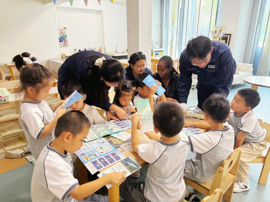 State Grid Huanggang Power Supply Company Hosts Mid-Autumn Cultural Exchange: “Ink and Electricity in Harmony”_fororder_图片6