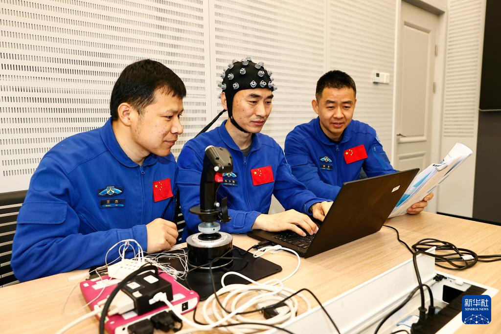新华全媒+丨逐梦苍穹启新程——记神舟二十号航天员乘组